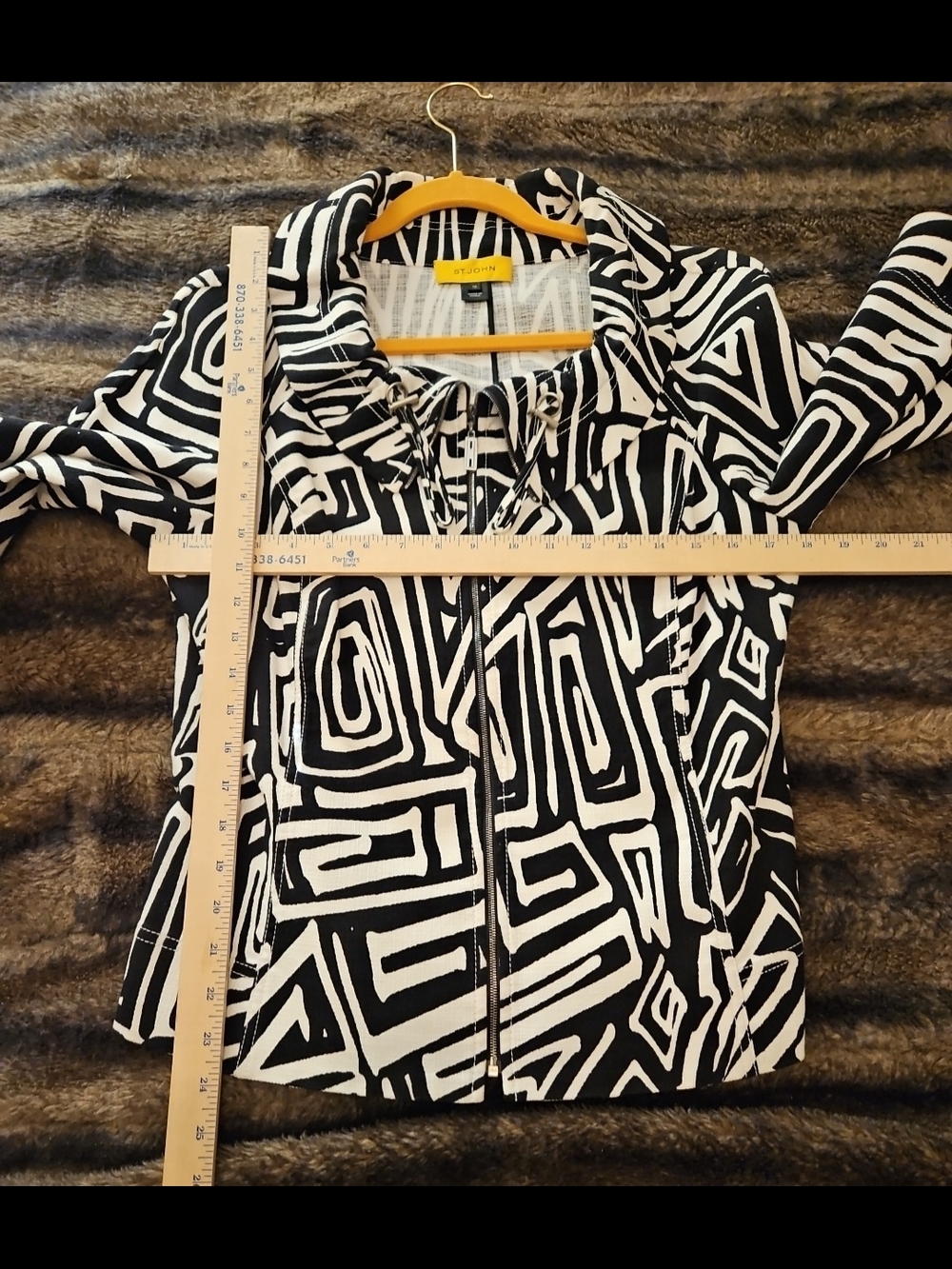 St. John Black & White Geometric Zip Size 10 Jacket - Picture 8 of 9